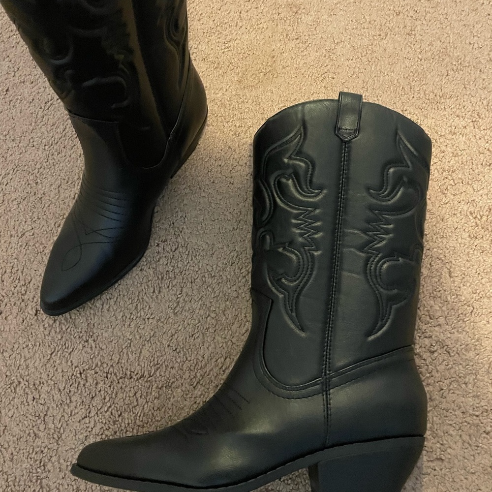 Black cowgirl boots